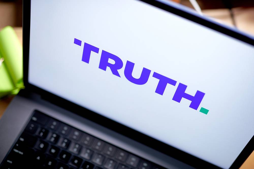 Trump é processado por vender acesso premium ao Truth Social e enfrenta acusação de corrupção