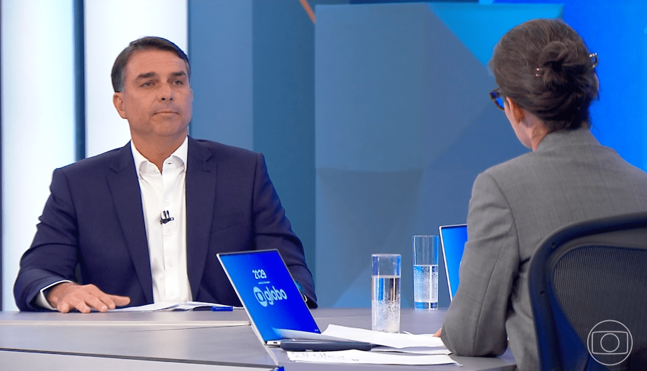Flávio Bolsonaro Recuar e Tenta Salvar Imagem Após Erro Sobre Urnas