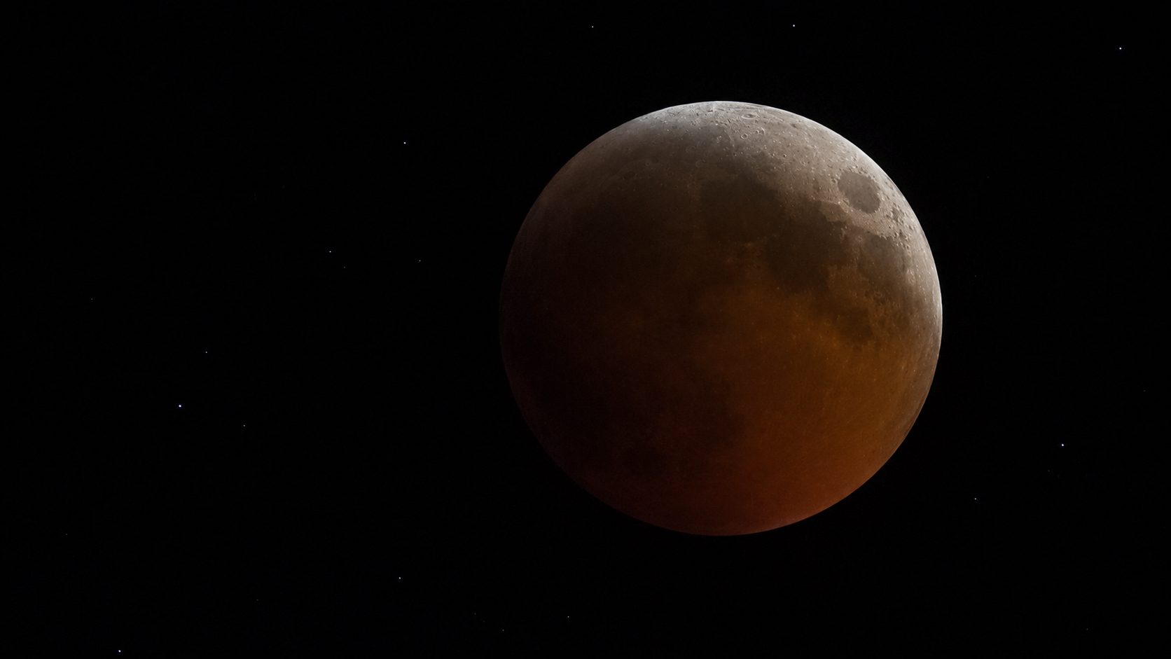 Eclipse parcial da Lua pressiona população a olhar céu nesta quinta