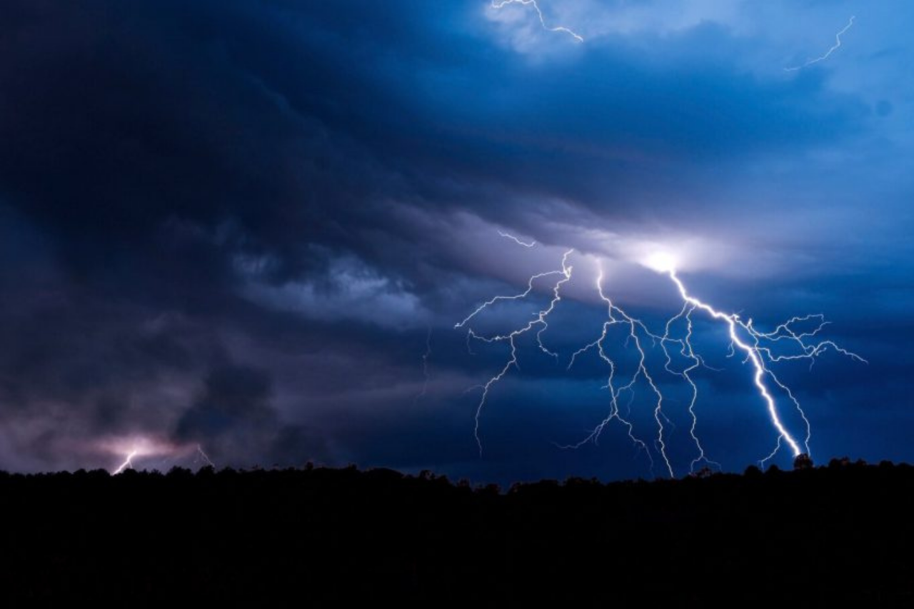 Paraná sofre apagão meteorológico: 15,2 mil raios em menos de 24h expõem vulnerabilidade