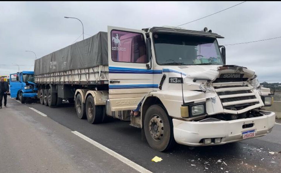 Engavetamento na BR-277 prende mulher e expõe caos no trânsito de Curitiba
