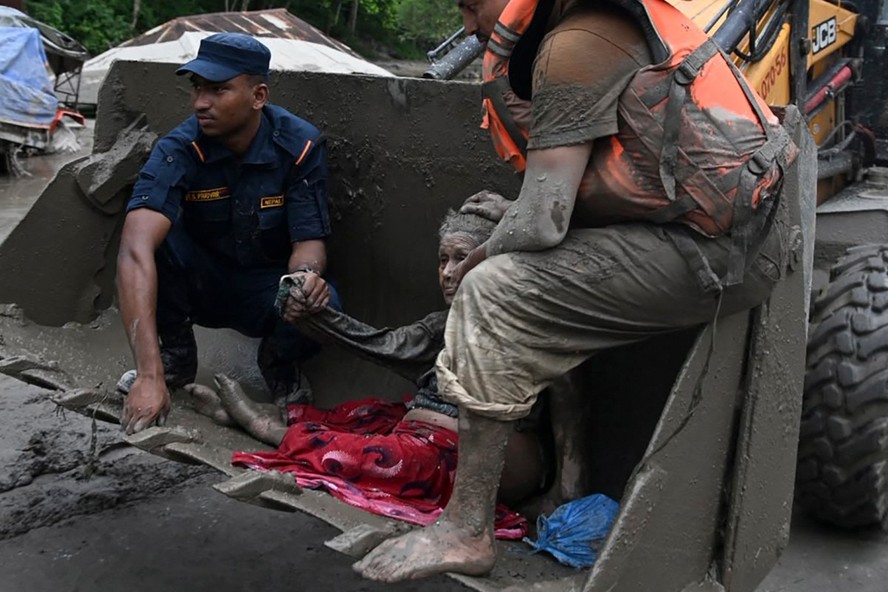 Enchentes no Nepal e Tibete provocam caos, 95 mortos e centenas desaparecidos