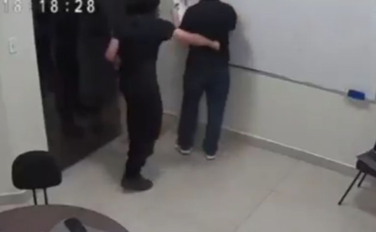 Aluno de 14 anos esfaqueia professor em aula particular e é apreendido