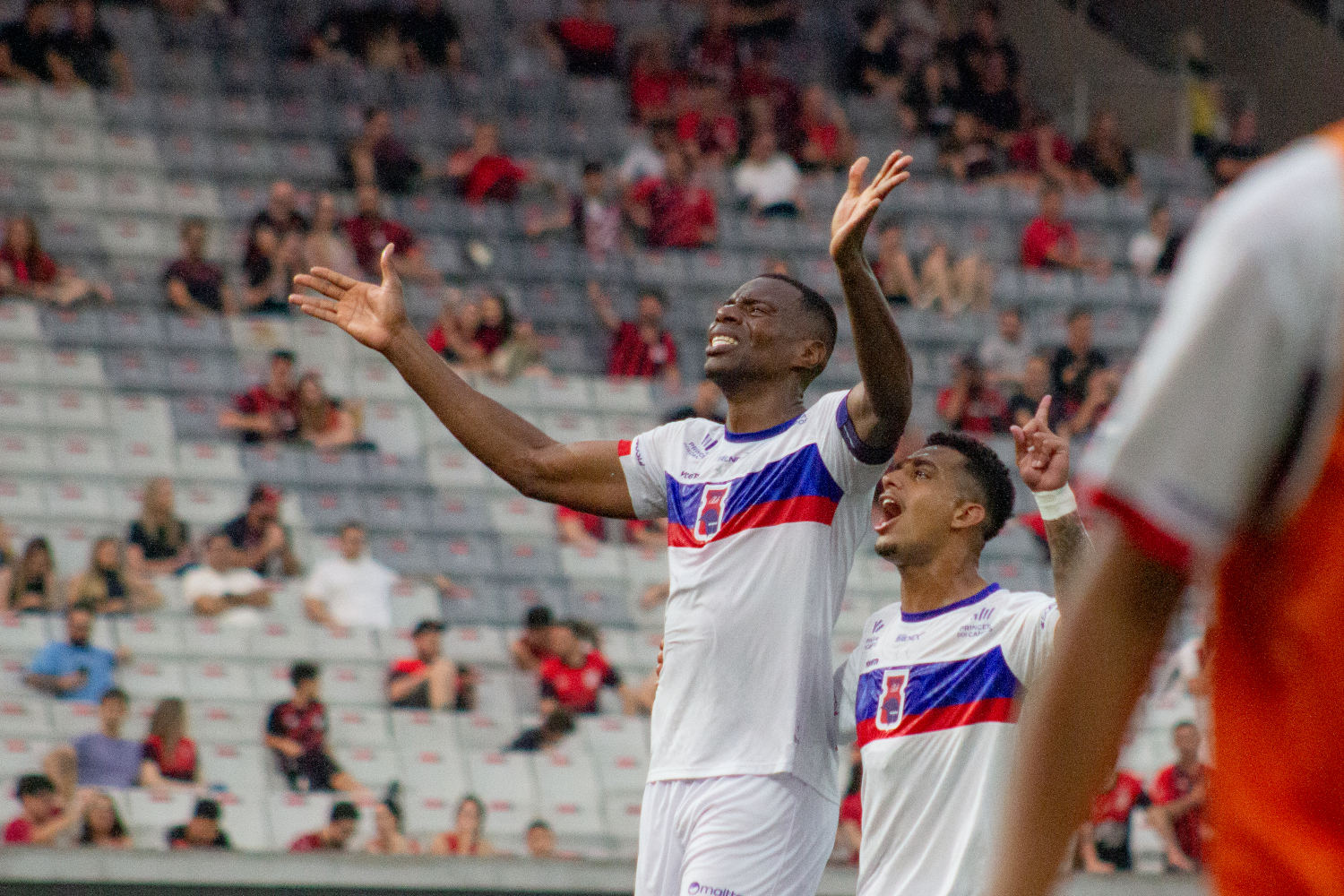 Paraná Clube vence Athletico na Arena e marca estreia forte na Copa Paraná
