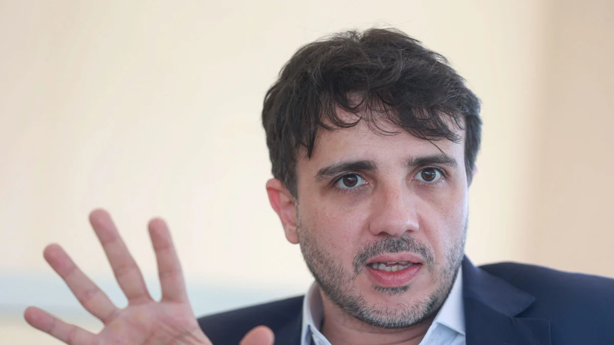 Renan Santos acusa falha no sistema após Toffoli adiar julgamento sobre sua candidatura