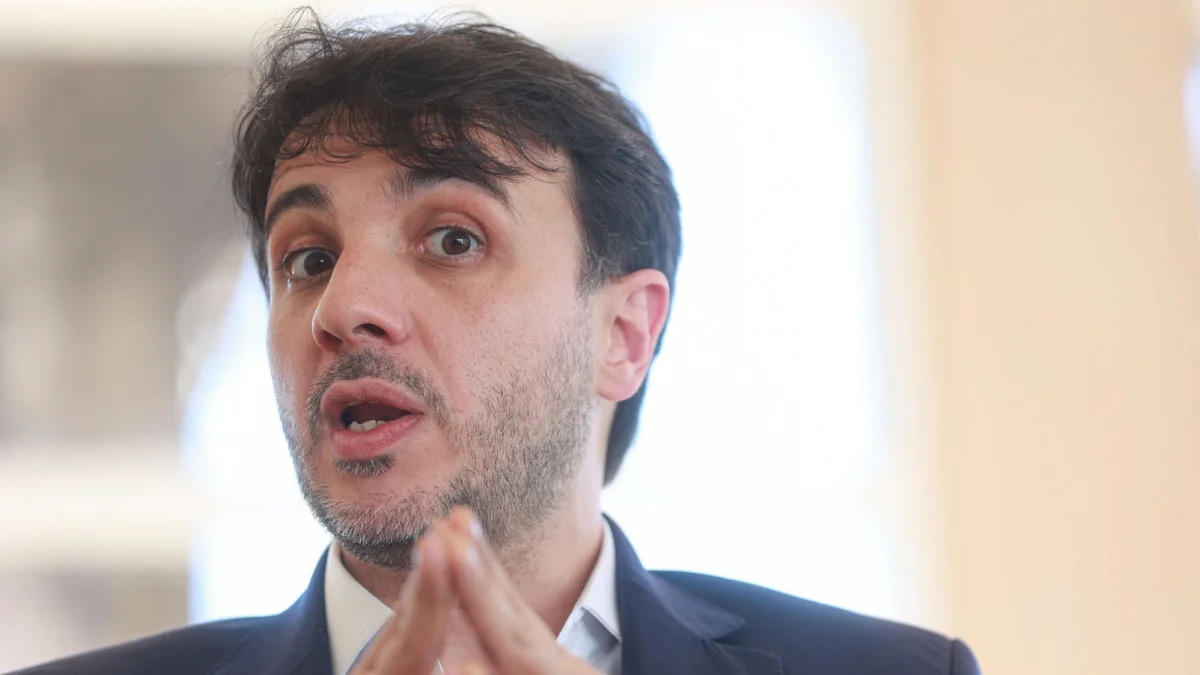 Renan Santos desafia Constituição e defende bomba nuclear para o Brasil