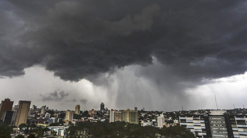 Defesa Civil emite três alertas críticos para o Paraná na madrugada chuvosa de Curitiba