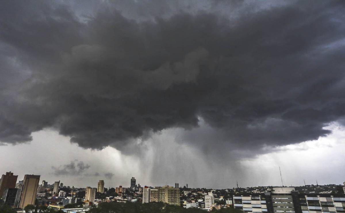 Curitiba sofre tempestade com granizo e volume triplo de chuva; caos à vista