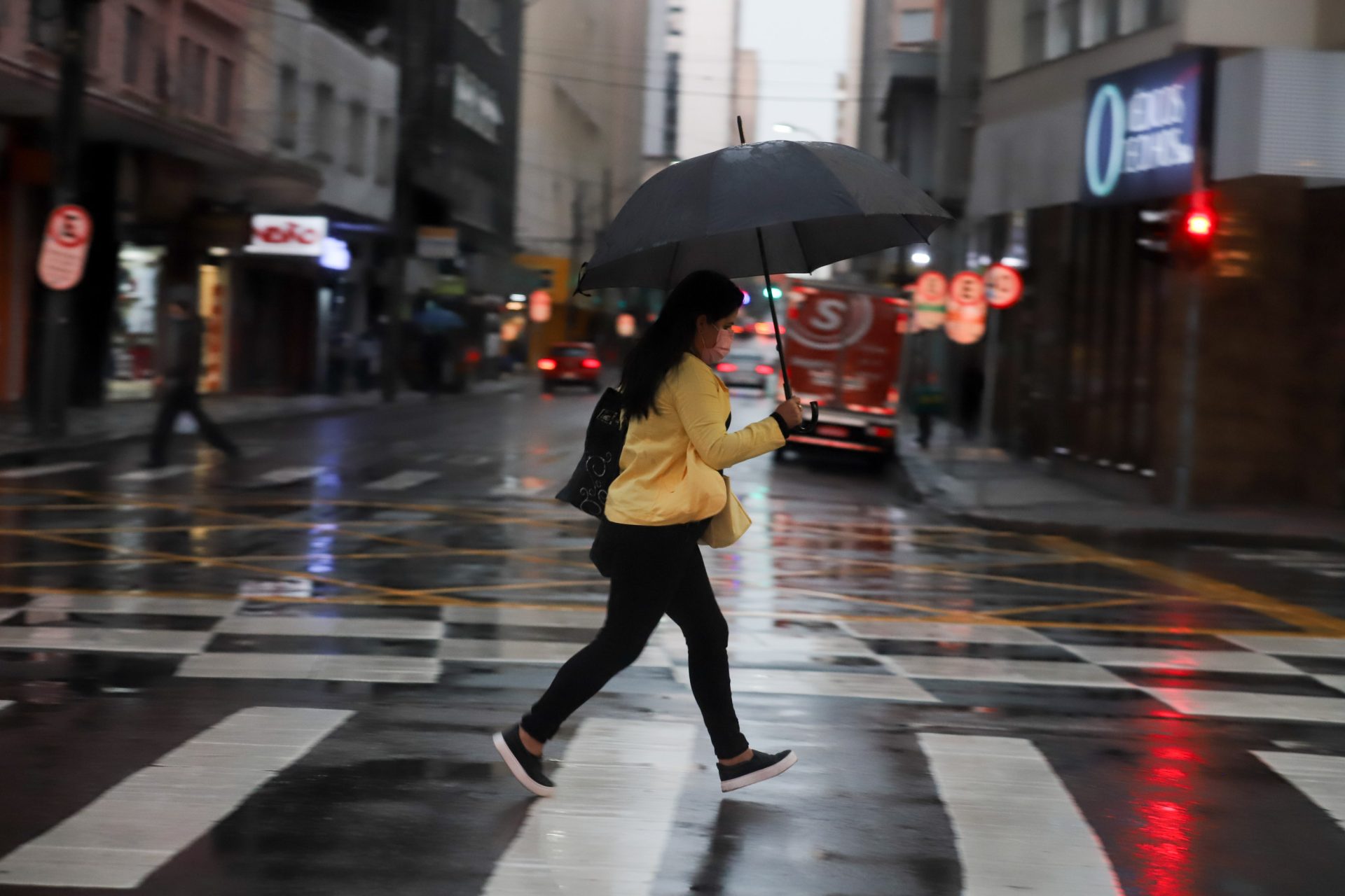 Chuva forte na madrugada pressiona clima instável em Curitiba neste domingo