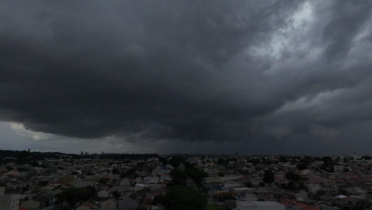 Temporais castigam Grande Curitiba e Paraná; alívio só no domingo