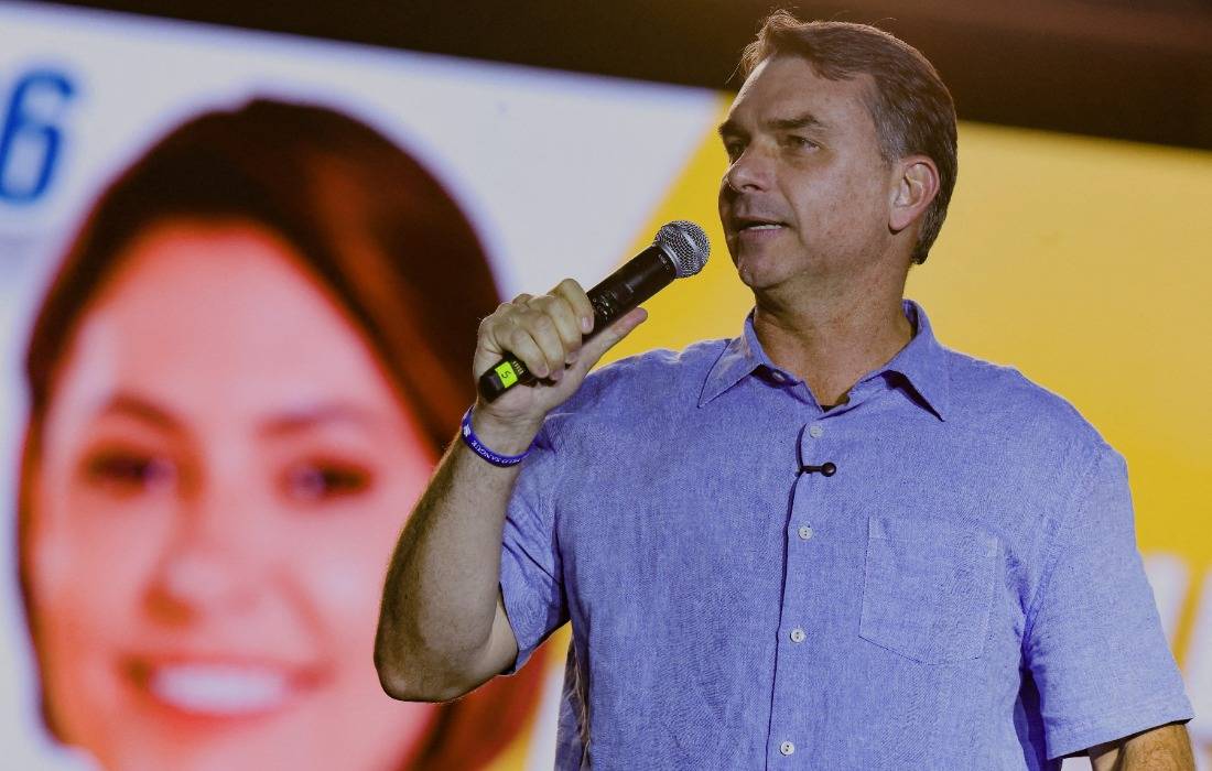 Flávio Bolsonaro Promete ‘Tesouraço’, Mas Esconde Dados do Ajuste Fiscal