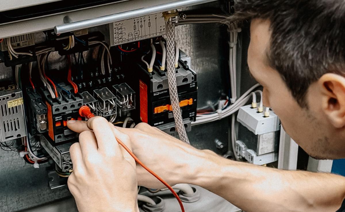 IA Pressiona Construção Civil e Roubam Eletricistas com Salários Inflados