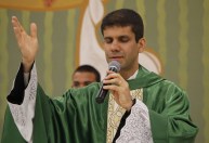 Diocese de SP excomunga padre por vínculo com cisma conservador