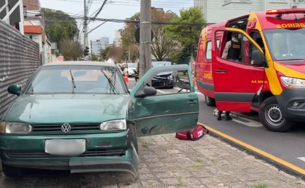 Motorista avança sinal e causa acidente com duas feridas no Alto da XV