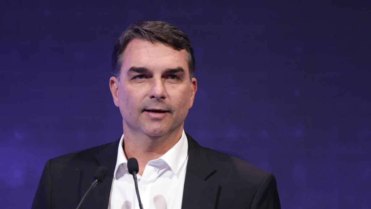 Flávio Bolsonaro recusa intervenção dos EUA e prepara guerra contra narcoterroristas