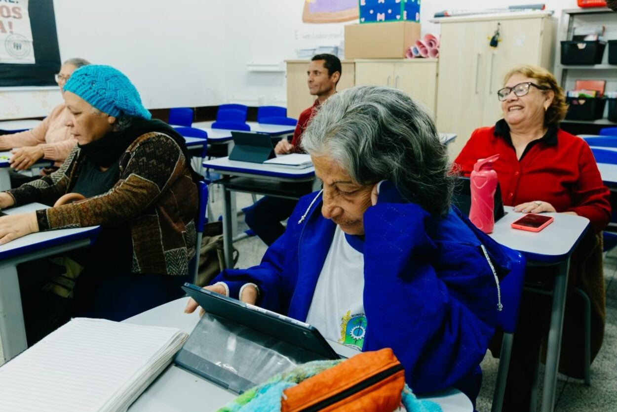 Aos 75 anos, mulher desafia o tempo e aprende a ler em São José dos Pinhais