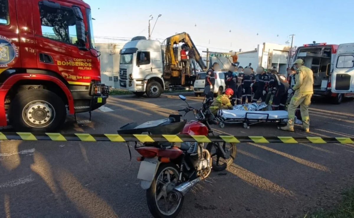 Motociclista grave após batida; homem ajoelha e ora em resgate no Paraná