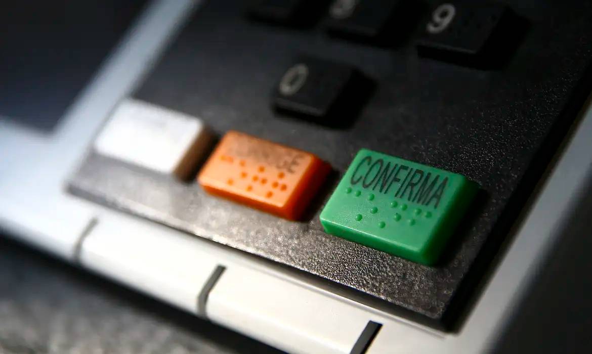 Ferraço lidera corrida pelo governo do ES com 35%, Pazolini ameaça com 28%