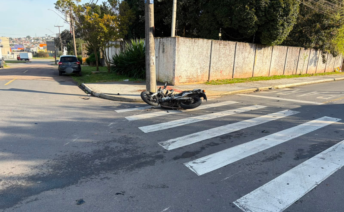 Motociclista sofre acidente grave após carro furar preferencial em Pinhais