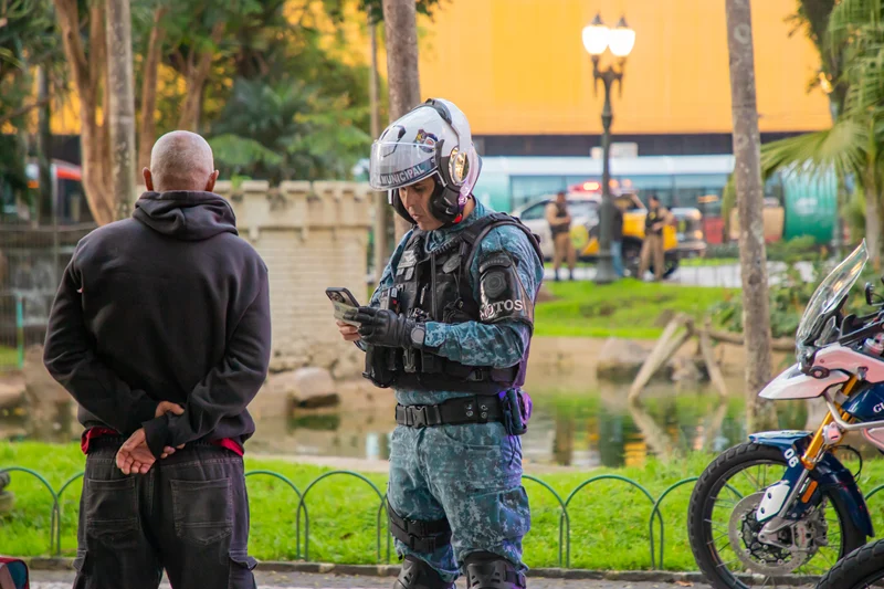 Guarda Municipal e PM assumem controle do Centro de Curitiba com operação massiva