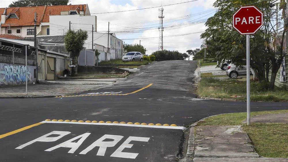 Mudança no trânsito da Rua do Uberaba impõe nova preferência para desafogar tráfego em Curitiba