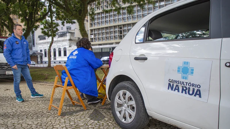 Consultório na Rua reforça saúde pública para vulneráveis na Praça Santos Andrade