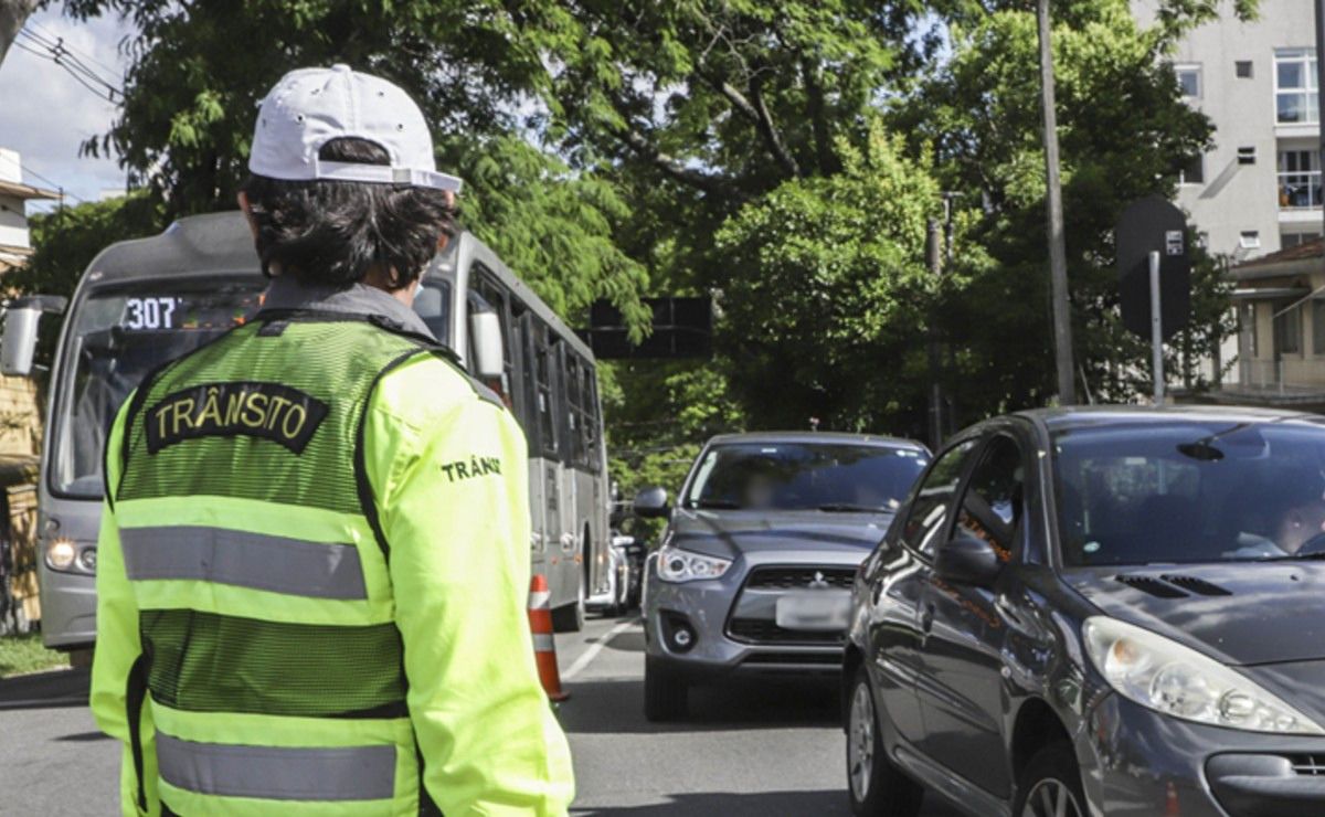 Bloqueio na Arthur Bernardes gera caos e muda transporte em Curitiba