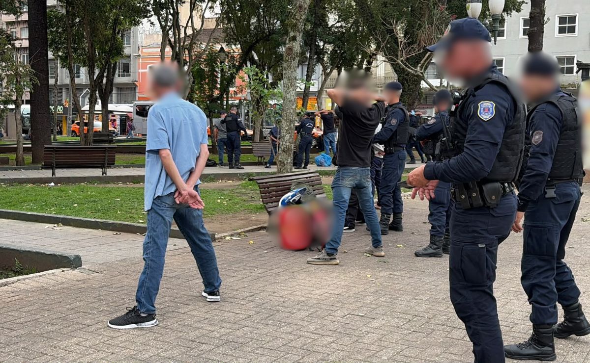 Guarda e PM surpreendem tráfico na Praça Tiradentes com cão farejador enterrando droga