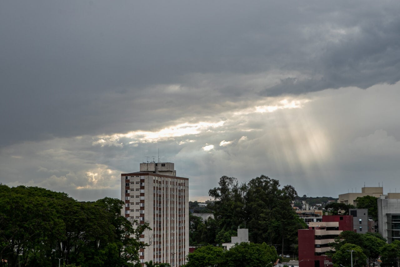 Paraná enfrenta tempestades e pressiona sistema, mas calor retorna no fim de semana