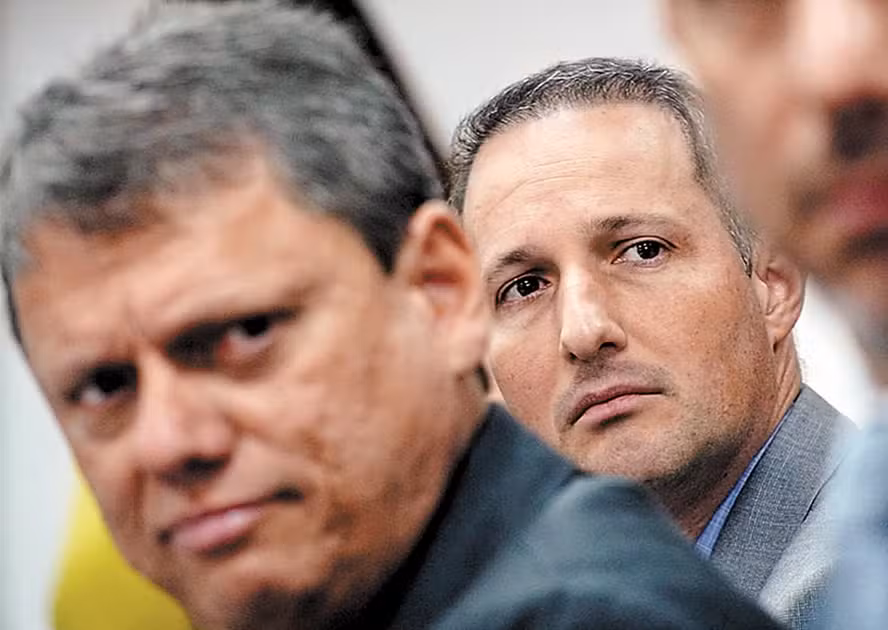 Tarcísio evita Flávio Bolsonaro e Derrite, Prado se colam a ele no horário eleitoral
