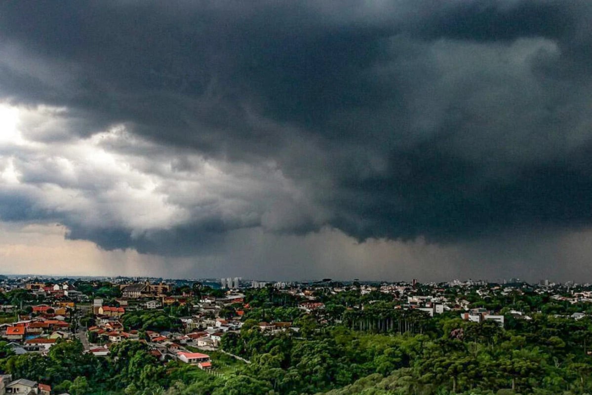 Vendaval derruba estruturas e prefeitura decreta emergência no Paraná