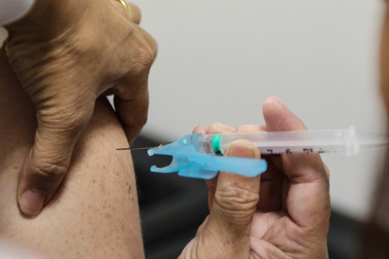 Curitiba amplia vacinação contra gripe com ação extramuros em locais estratégicos
