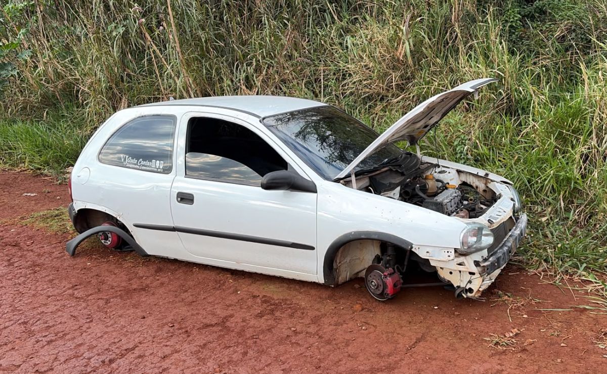 PM Recupera Corsa Abandonado e Despedaçado na Zona Rural de Cascavel