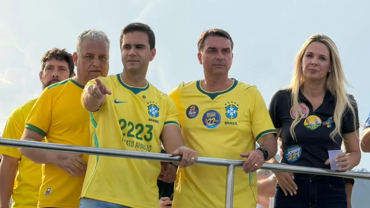 Flávio Bolsonaro carrega candidato investigado em barqueata em Angra