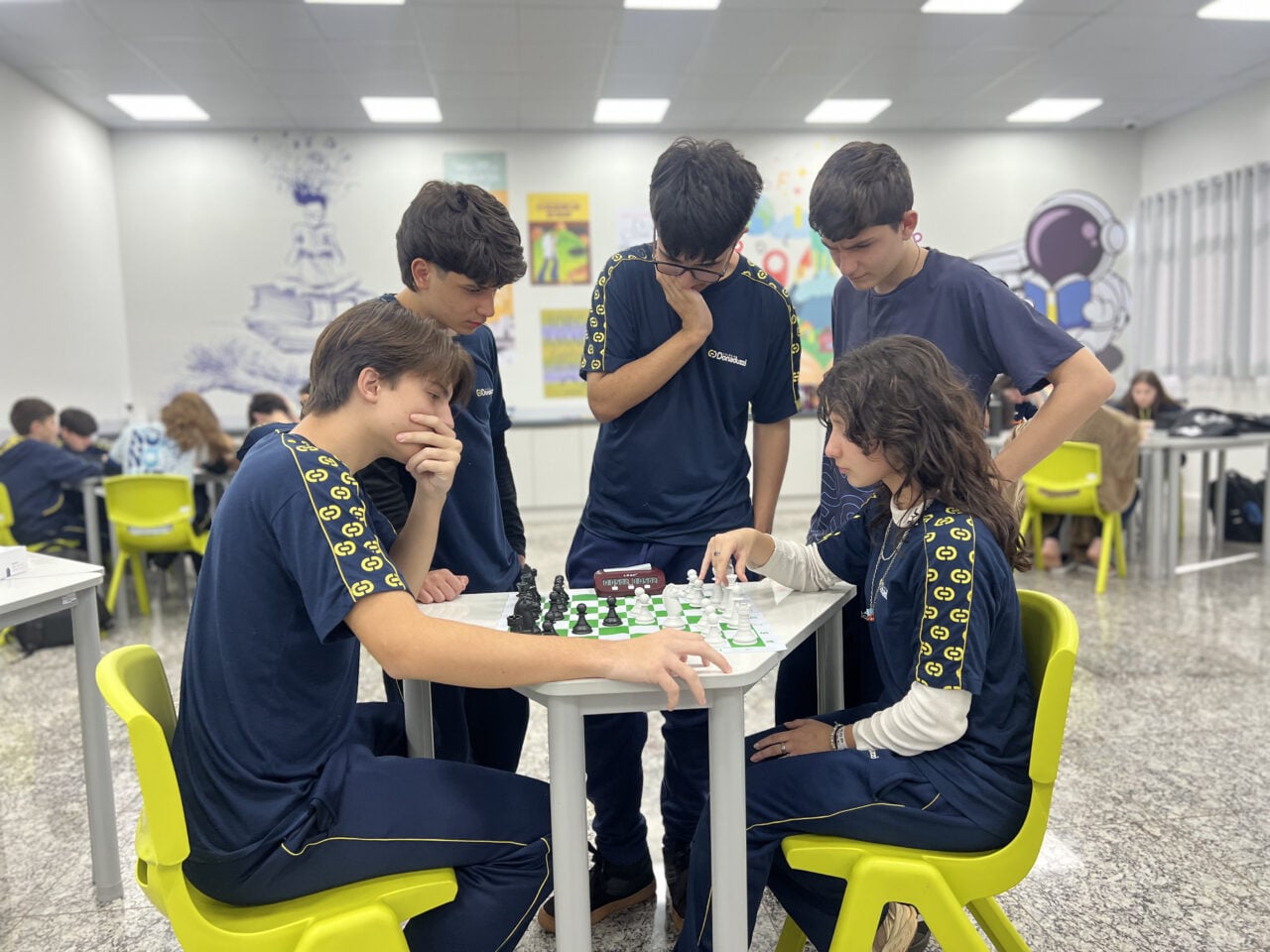 Escolas do Paraná usam xadrez para formar mentes críticas e focadas