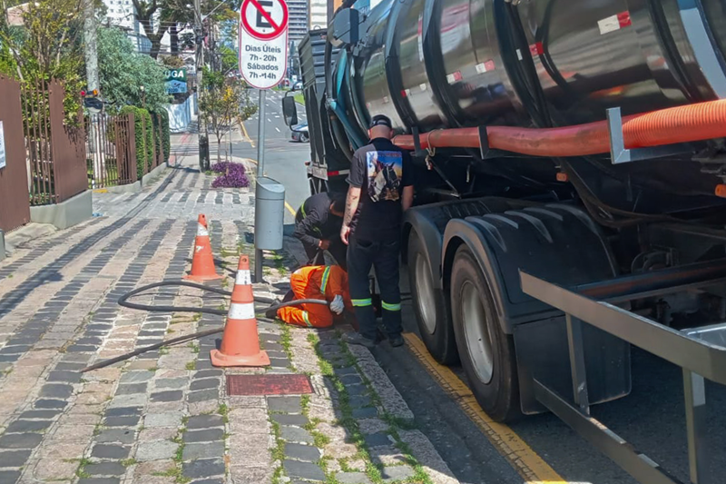Centro de Curitiba recebe manutenção preventiva na rede de drenagem