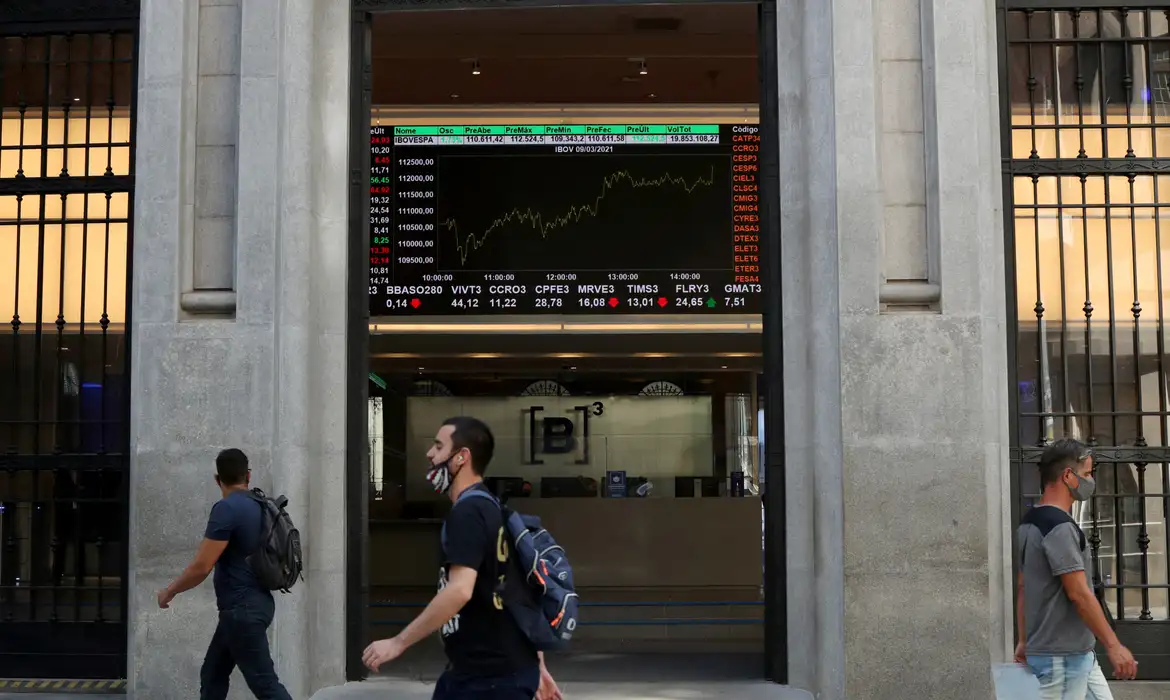 Bolsa avança 1,3% impulsionada pela alta do petróleo e tensão internacional