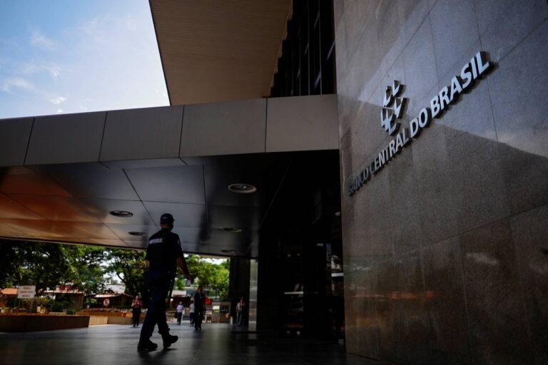 Boletim Focus ajusta inflação para 4,99% em 2026 e revisa PIB para baixo