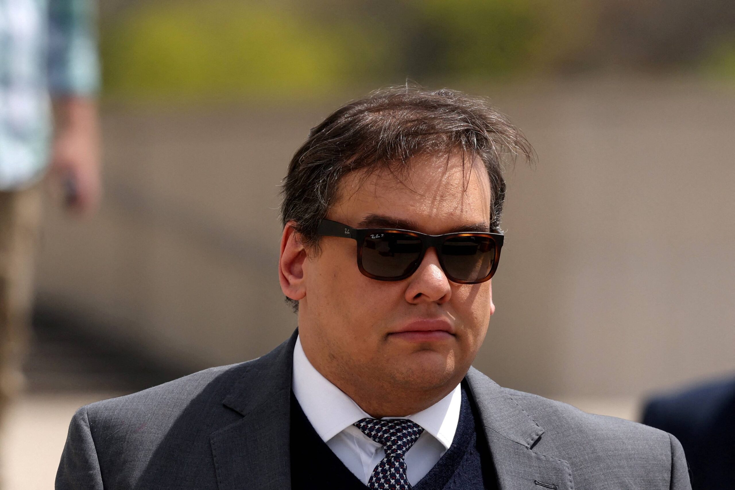 Kalshi bane ex-deputado George Santos por apostas ilegais em evento de Trump