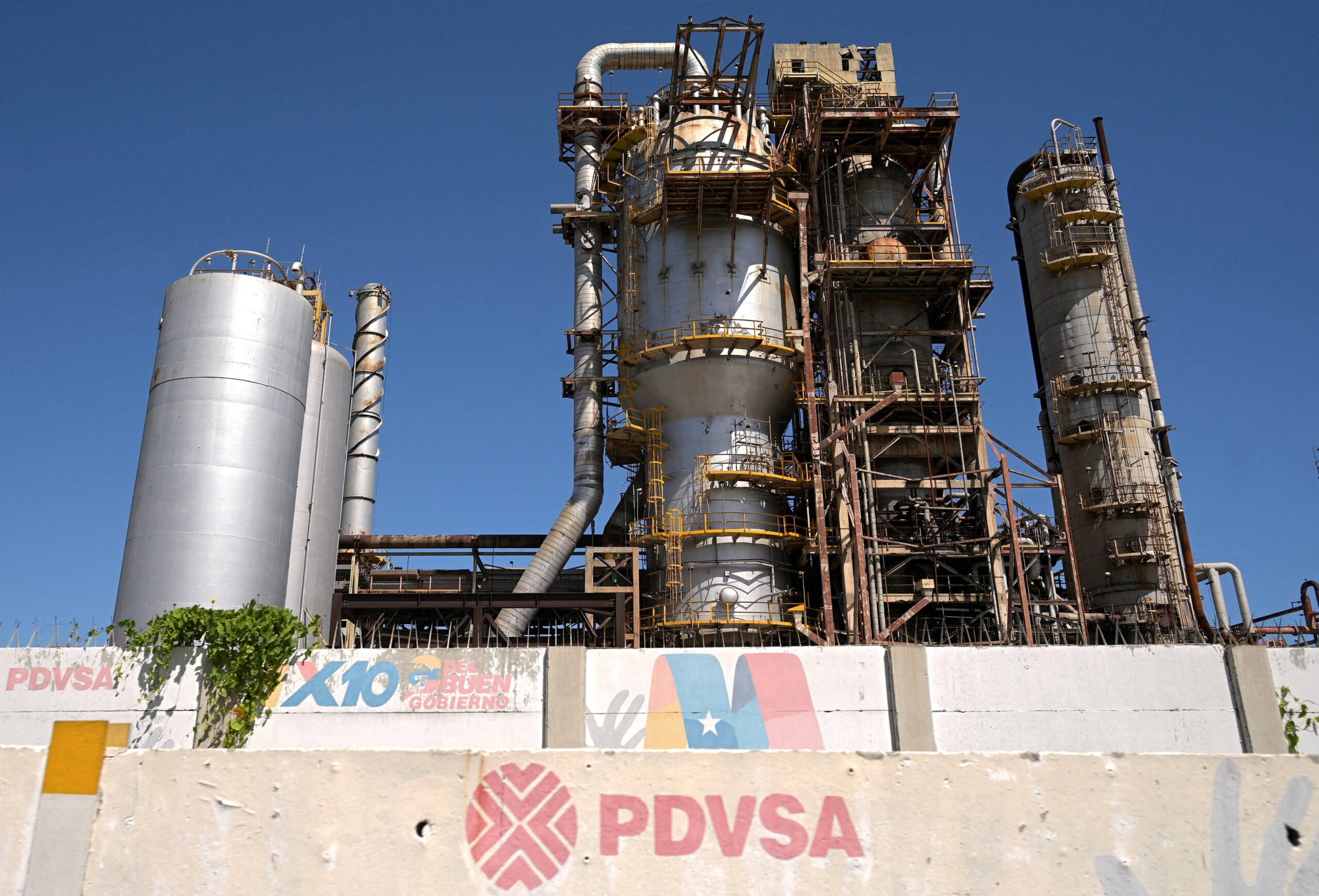 EUA avançam e tomam controle de campos de petróleo da China e Rússia na Venezuela