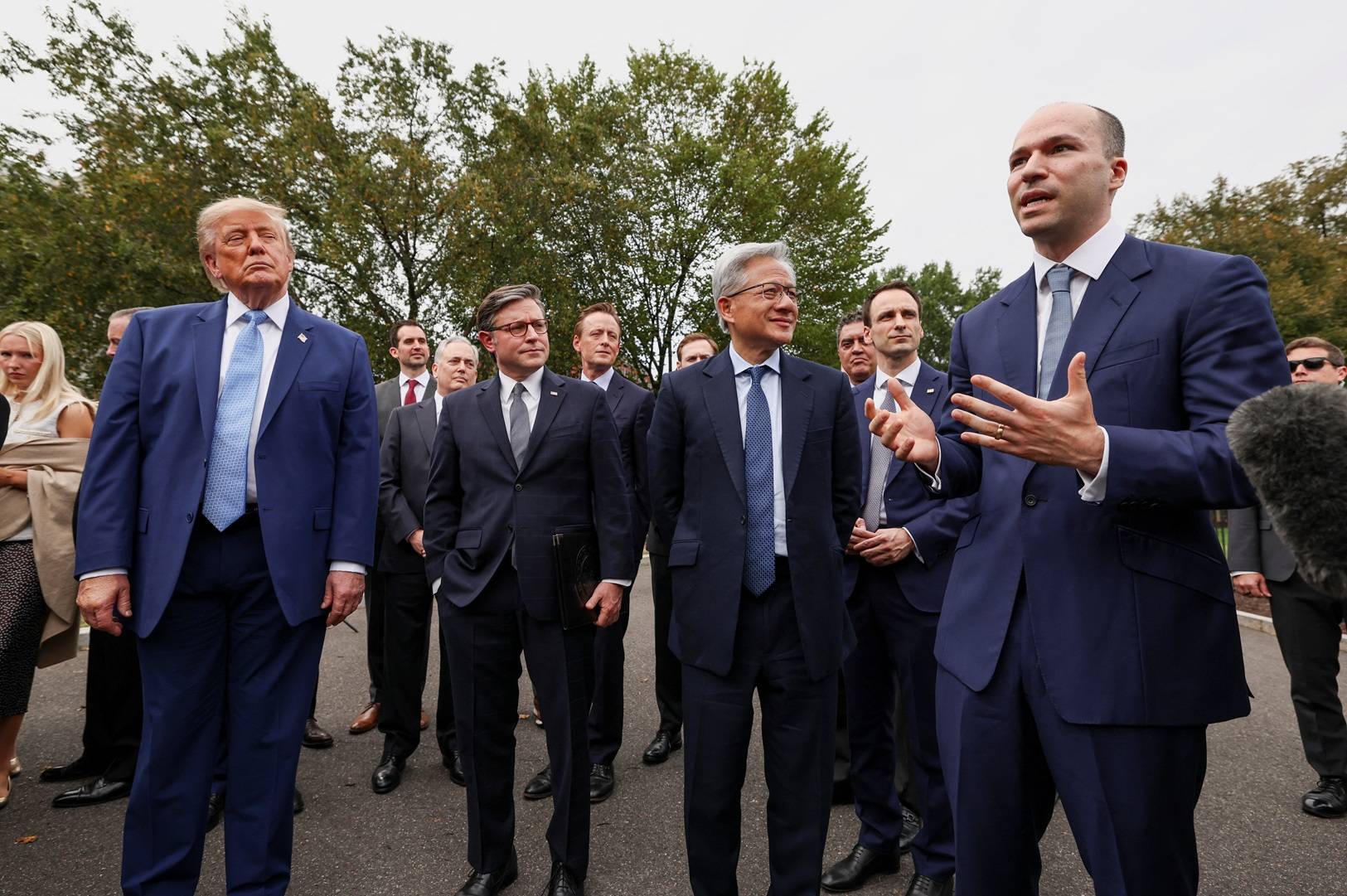 Trump propõe conselho para supervisionar IA após encontro com líderes do setor