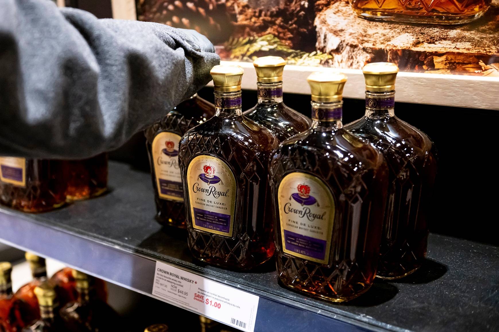 EUA bloqueiam importação de bebidas e motos do Canadá em escalada comercial
