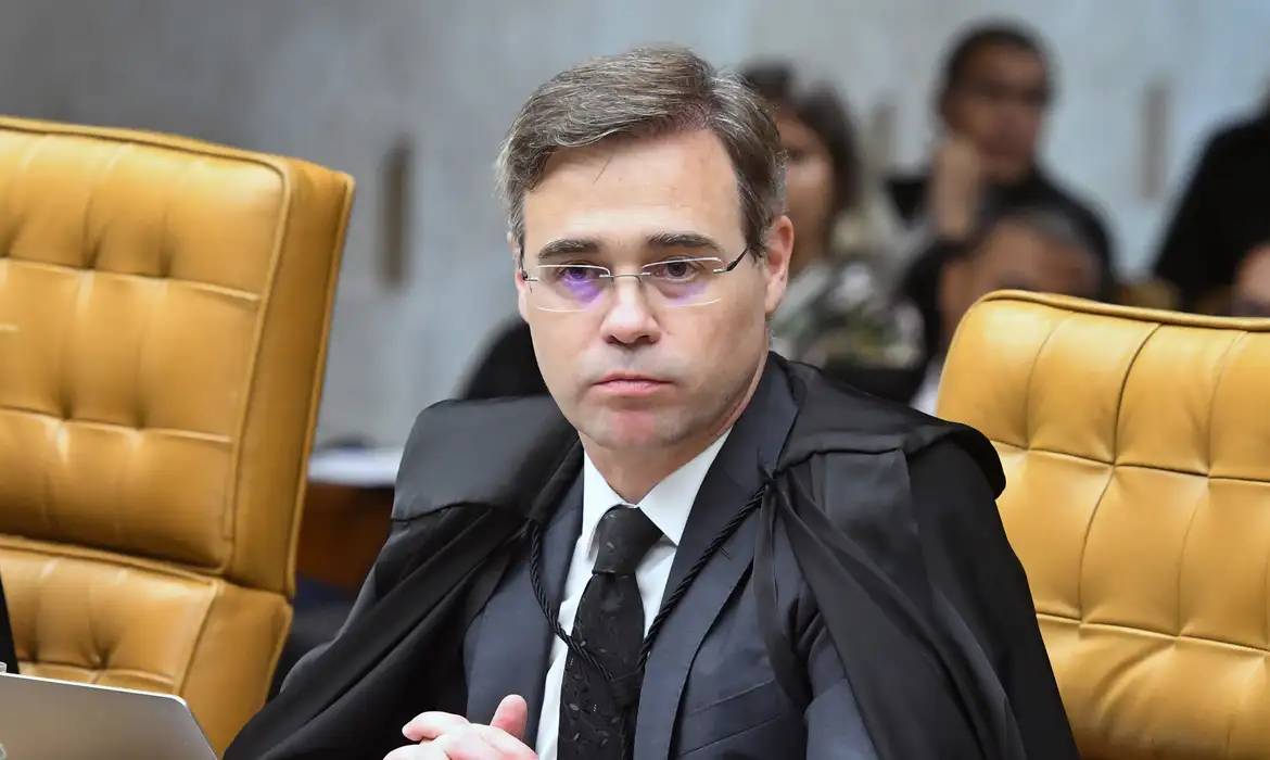 Mendonça Admite Encontro com Banqueiro do Caso Master Antes da Relatoria