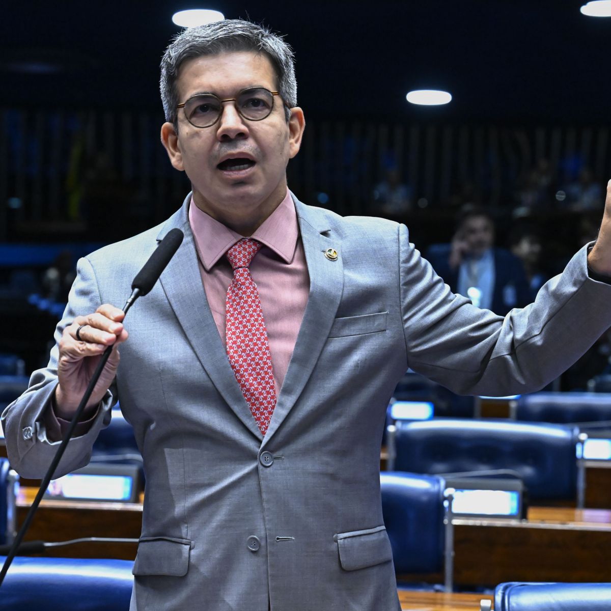 Governo recua e adia votação da PEC 6×1 para depois das eleições