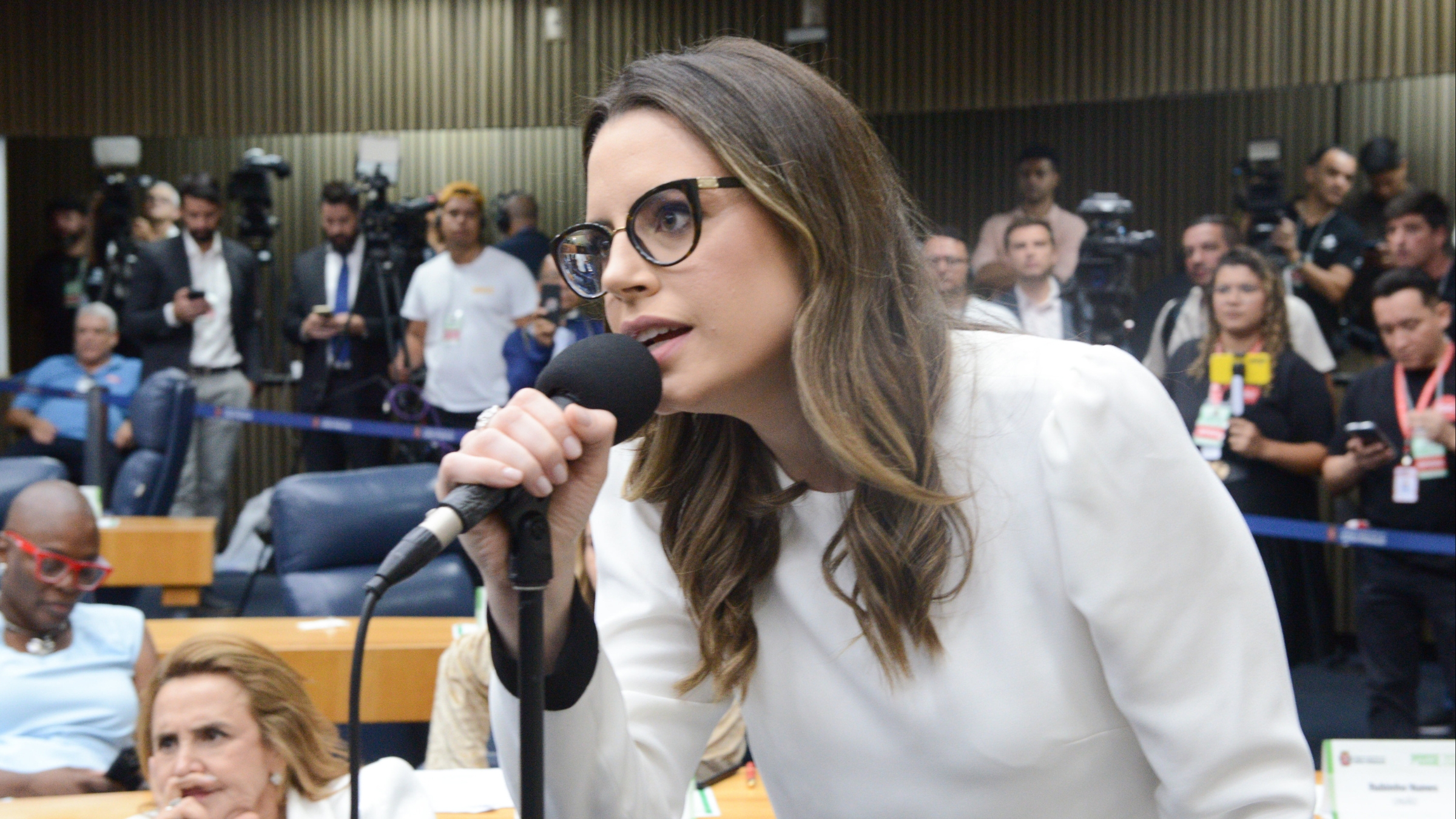 Juiz condena Zoe Martinez a pagar R$ 20 mil por vídeo com imagem falsa de Felipe Neto