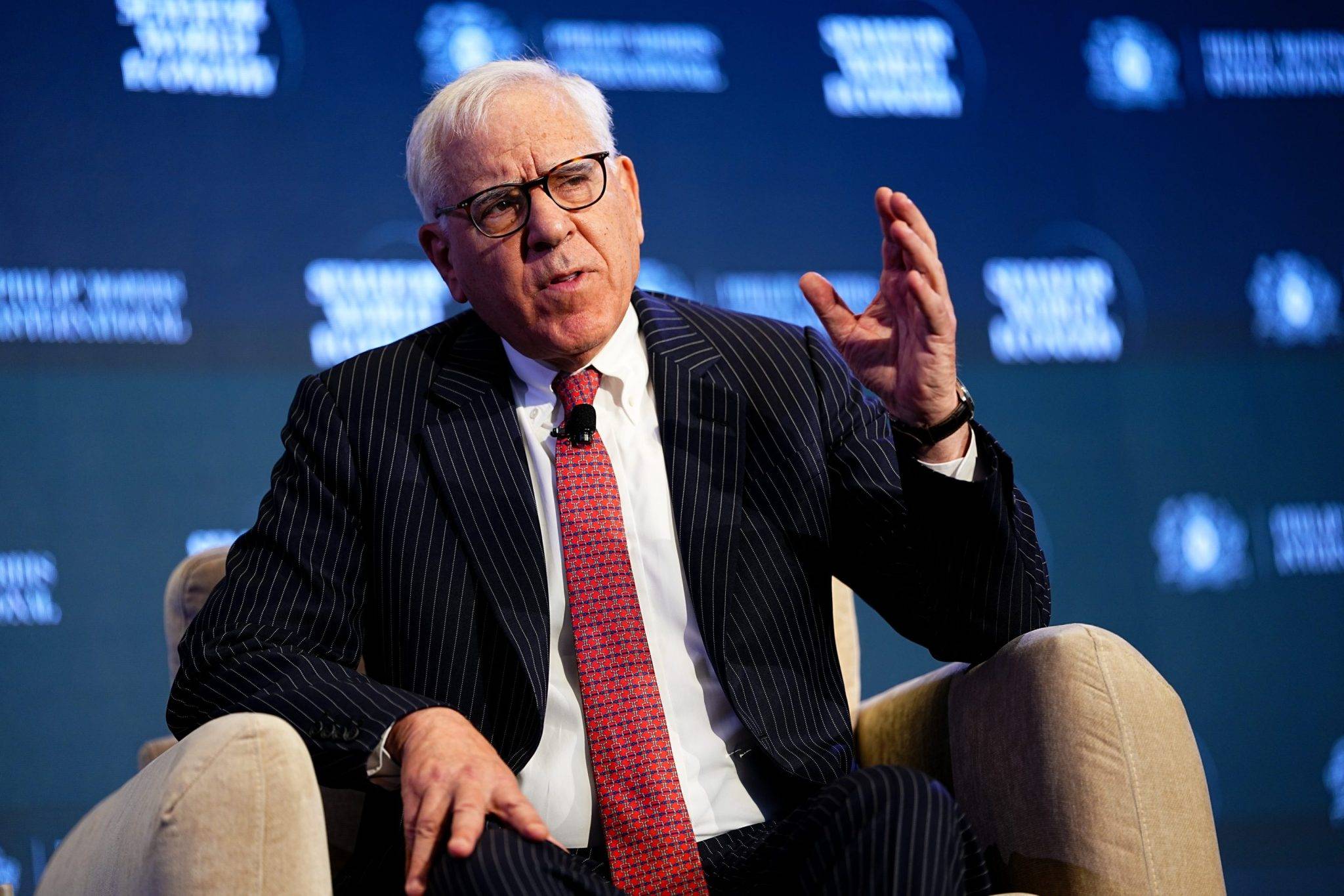 Bilionário David Rubenstein destaca leitura e comunicação na era da IA