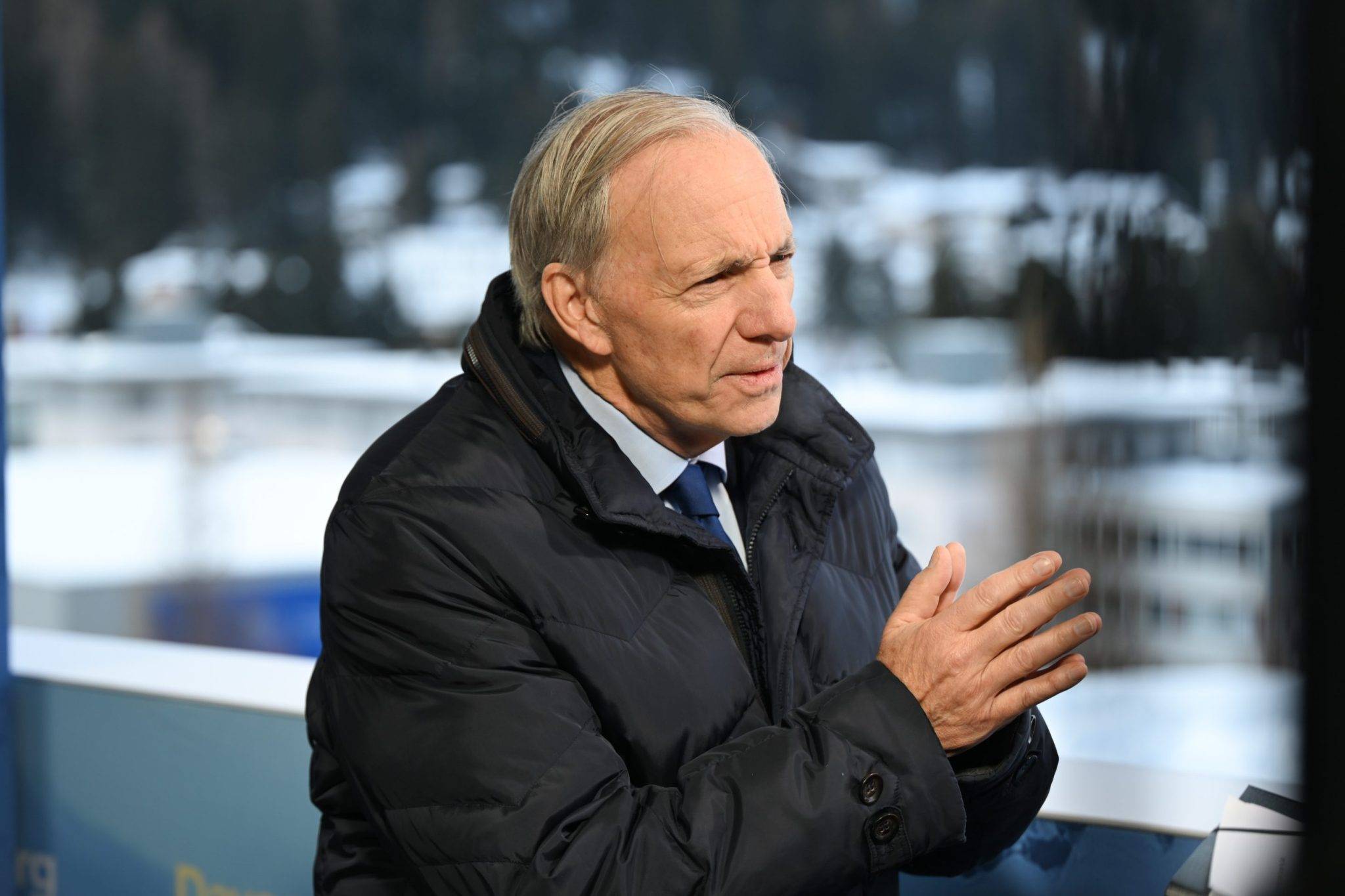Ray Dalio alerta para bolha no mercado de IA apesar de avanços produtivos