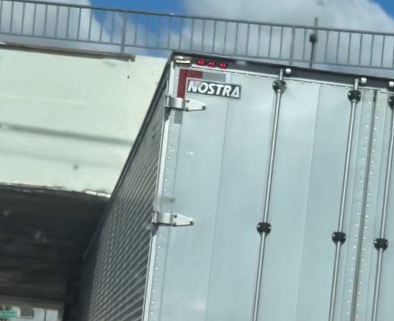 Caminhão desafia limite e quase derruba viaduto em Araucária