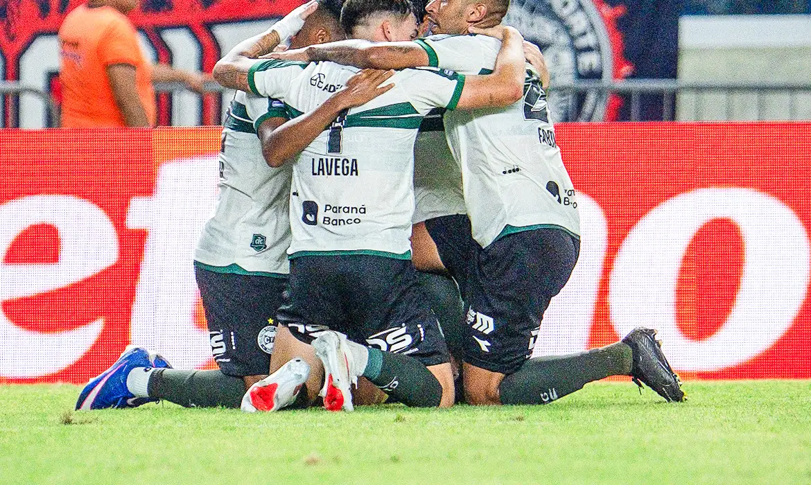 Coritiba vira sobre Remo e pressiona por vaga na Libertadores