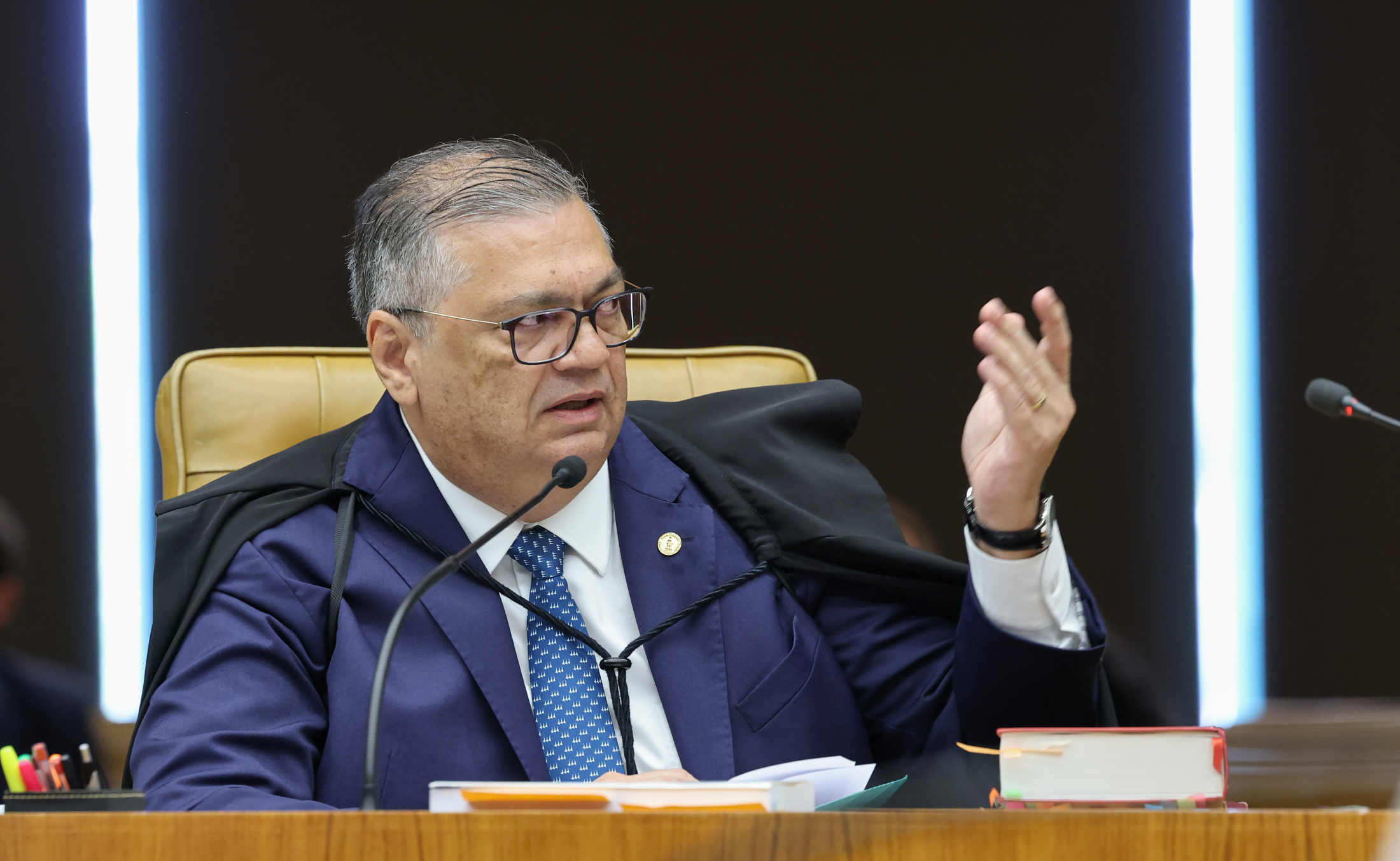 Flávio Dino centraliza investigações de emendas no STF e amplia alcance político